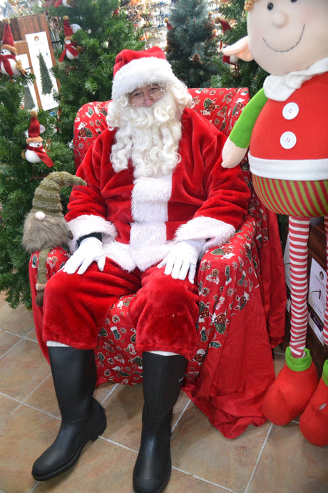 SANTA RETURNS TO OAKCHURCH THIS CHRISTMAS